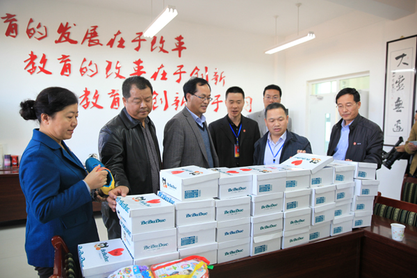 ��ί��֯��ȫ���鹤�ɲ�����Ȫ�������ѧУ��չ���װ��Ļ